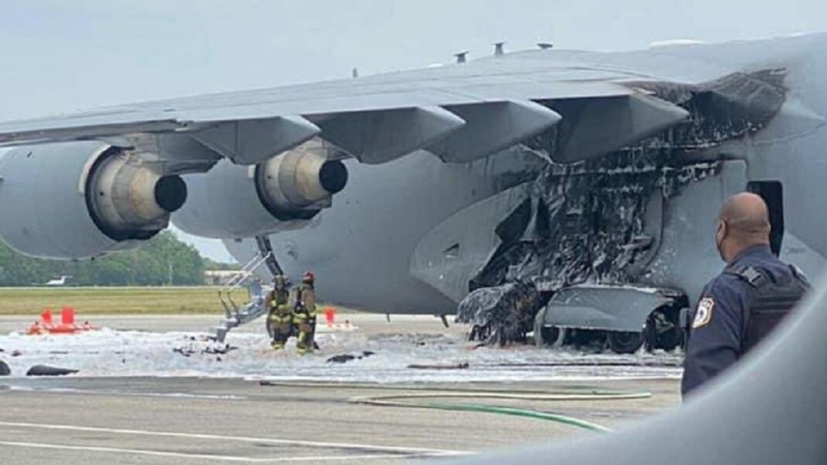 Un avion de transport al Forțelor Aeriene SUA a luat foc pe pistă (Foto/Video)