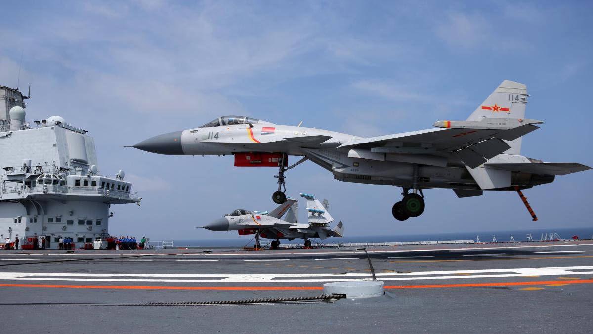 Imagini rare cu un J-15 chinez aterizând pe portavionul Liaoning. Un distrugător american a surprins scena (VIDEO)