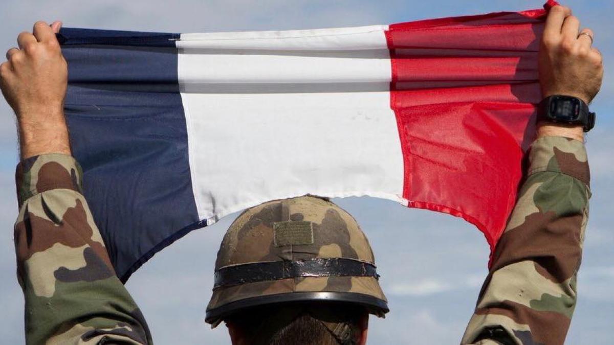 franta-militar-armata-soldat-steag_98478300