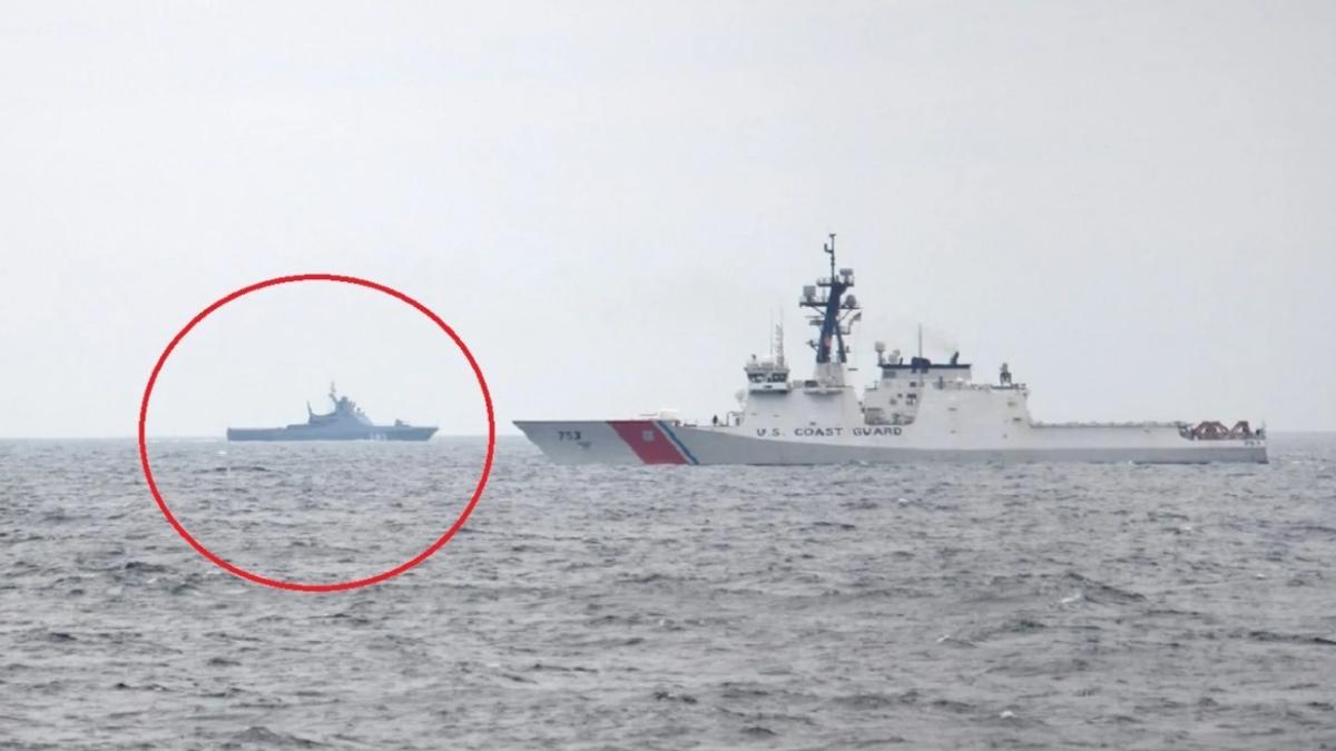 nava-americana-uscgc-hamilton-a-garzi-de-coasta-a-sua-si--in-apropierea-ei--nava-de-patrulare-pavel-derzhavin-a-federatiei-ruse_28728400