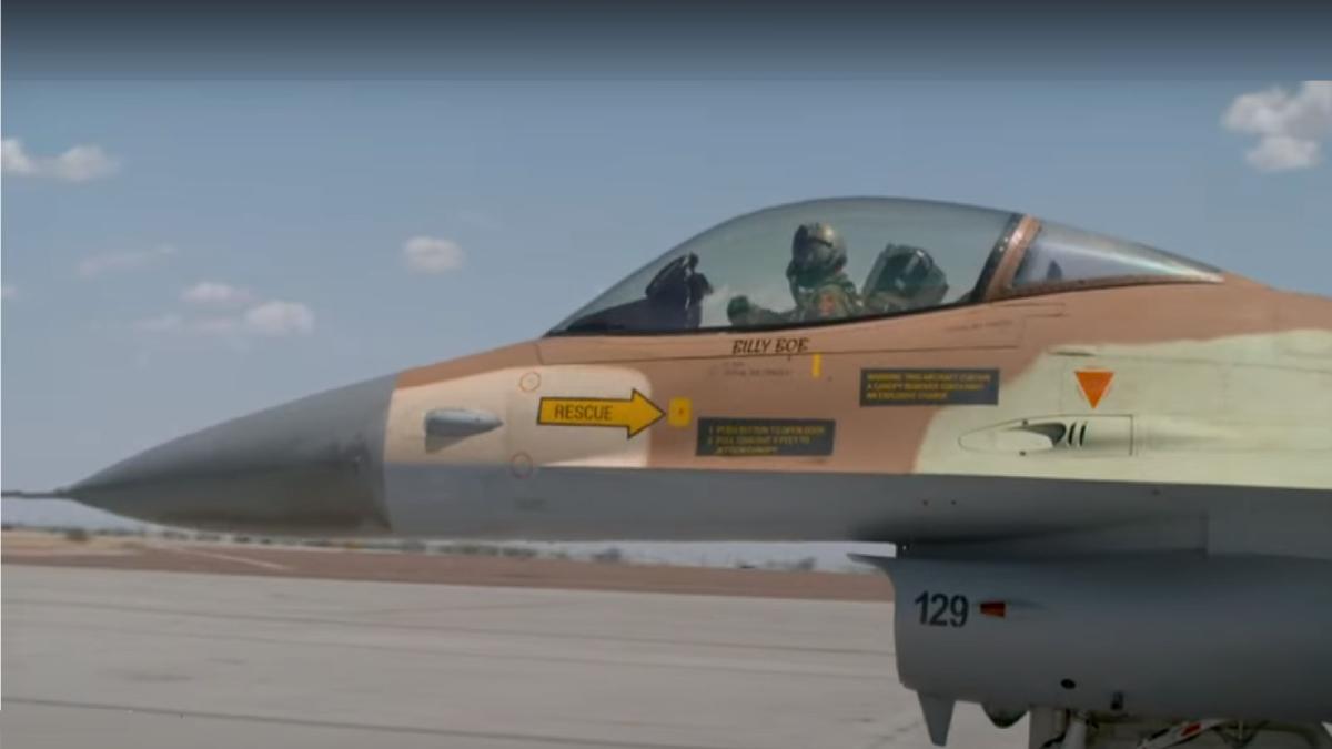 Moment istoric: Primul zbor al primului F-16 privat (VIDEO)