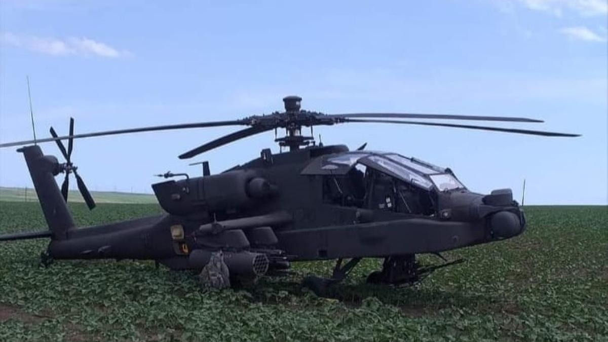 Un elicopter Apache al Armatei SUA a aterizat de urgenţă pe un câmp din judeţul Constanţa (VIDEO)