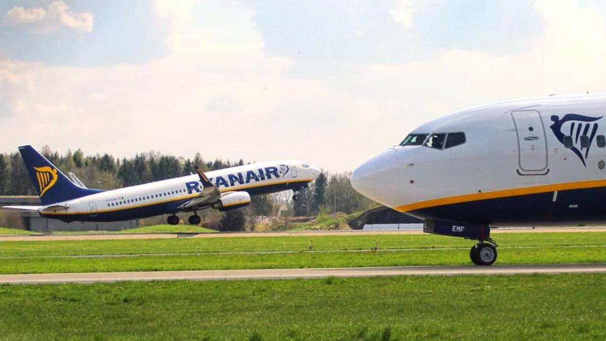 avion-ryanair-pasageri_99851700
