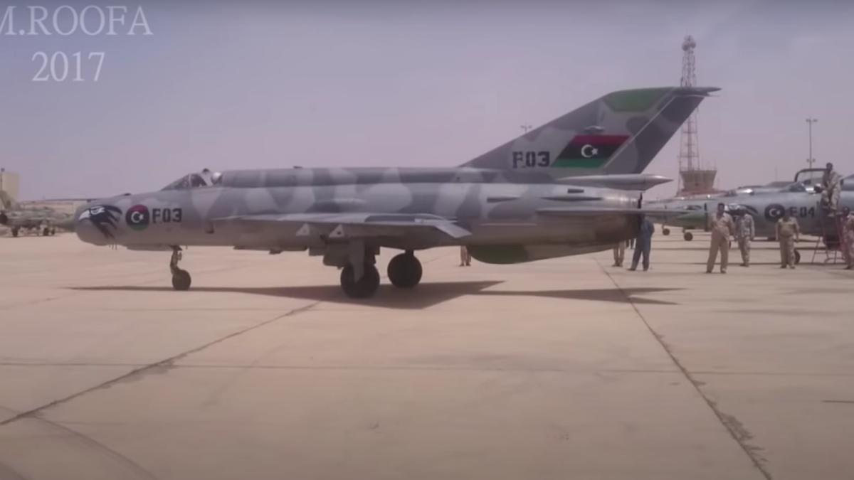 Tot mai puține. Un avion MiG-21 s-a prăbușit la o paradă militară din Libia (VIDEO)