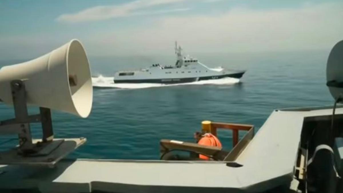 nava-a-politiei-ruse-de-frontiere-aproape-de-distrugatorul-hms-defender_76642500