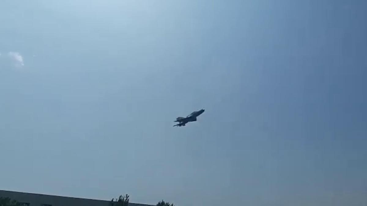 Un elev român a realizat un aeromodel al MiG-21 LanceR controlat de la distanță. Zbor demonstrativ la Boboc (Video)