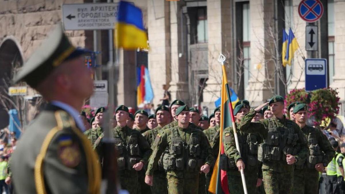 Militarii Armatei Ucrainei au mărșăluit înjurându-l pe președintele rus Vladimir Putin (Video)