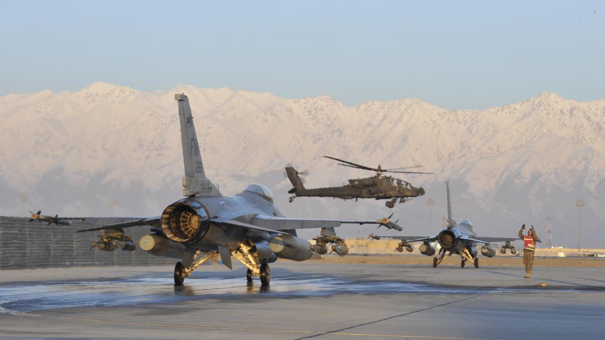 f-16-boeing-ah-64-apache-sua_82600000