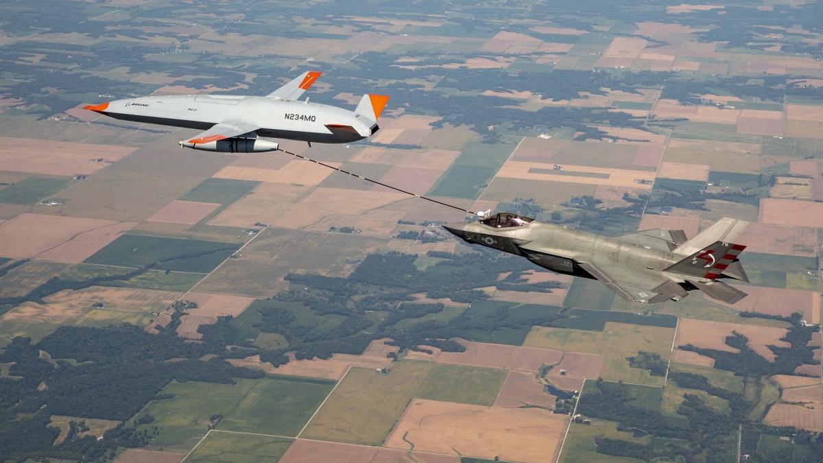 După F/A-18 și  E-2D Hawkeye a venit rândul F-35 să bifeze o premieră: Realimentare aeriană cu o dronă MQ-25 (VIDEO)