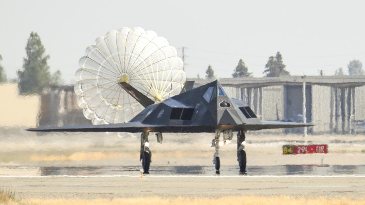 Reactivarea legendarelor F-117 Nighthawk (Foto/Video). Celebrele avioane stealth ale SUA vor efectua misiuni de luptă alături de F-15