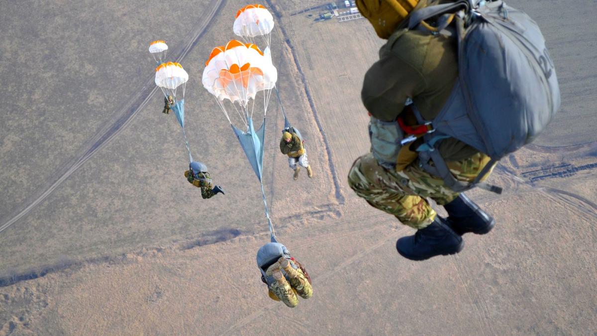 parasutisti-ucraina-militari-armata-soldati_89481200