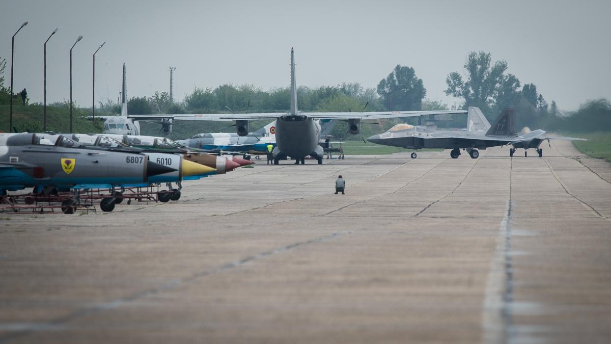 f-22-raptor-sua-kogalniceanu-romaina_47449900