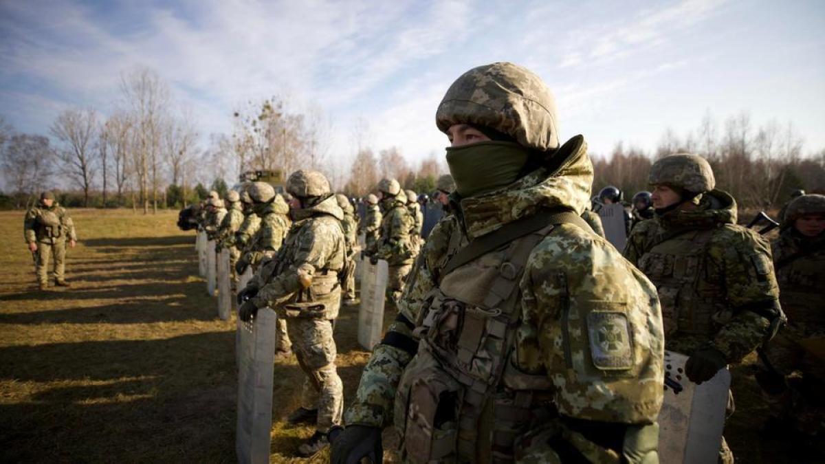 military-troops-ukraine-border-01_00147700