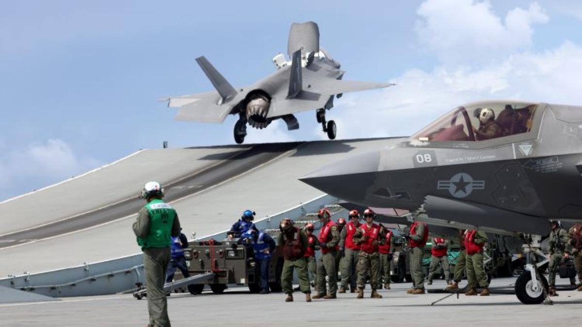 Imagini dramatice cu prăbușirea avionului F-35 în momentul decolării de pe portavionul HMS Queen Elizabeth (VIDEO)