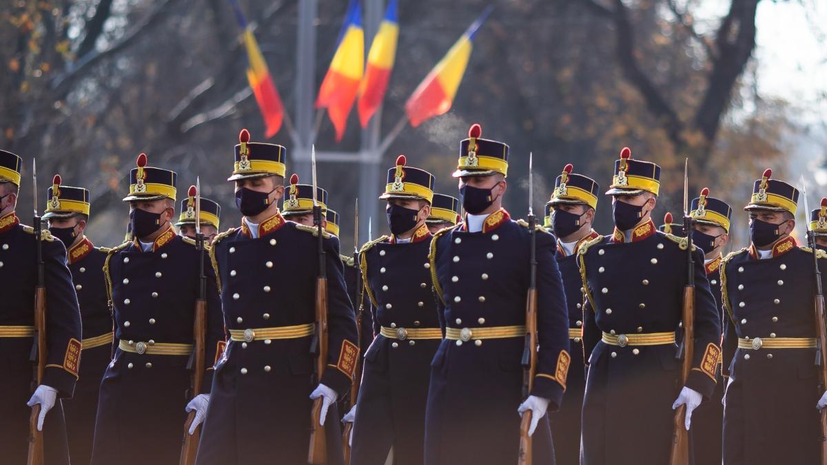 Paradă 1 decembrie 2021 (Live video) / Armata României defilează pe sub Arcul de Triumf cu tehnica din dotare