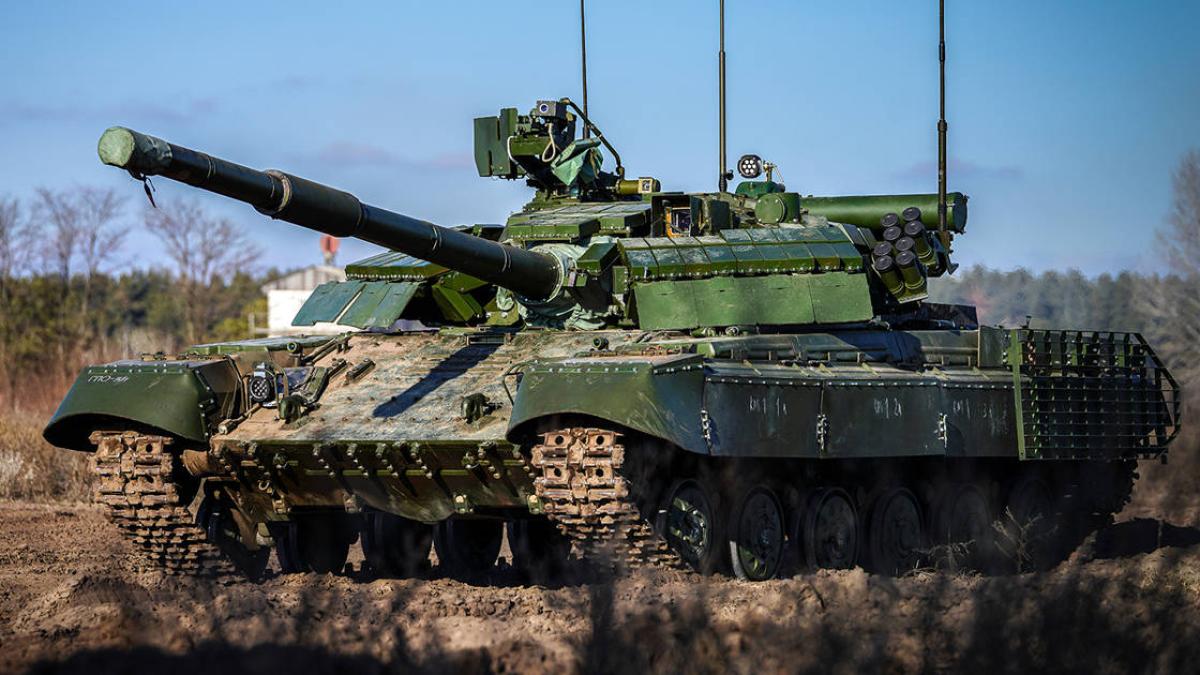 Industria ucraineană de apărare a prezentat o nouă versiune modernizată a tancului T-64 (Foto/Video)