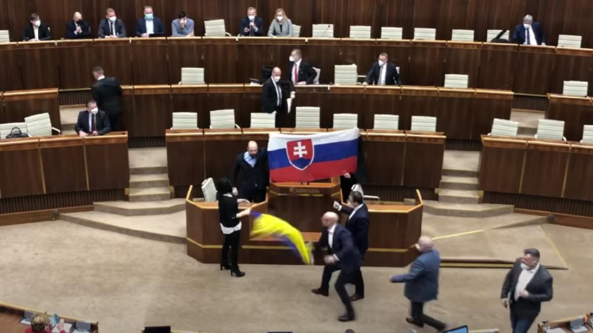 Mai rău decât în România (Video). Incidente provocate de extrema dreaptă în Parlamentul Slovaciei împotriva prezenței militare a SUA