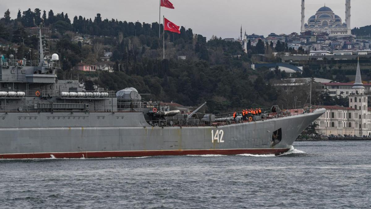 nava-militara-rusa-navigand-prin-stramtoarea-bosfor_21604500