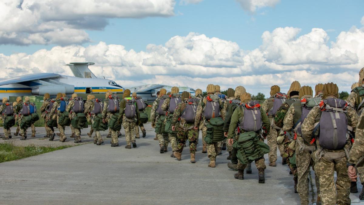 armata-ucraina-parasutisti-soldati_92651400