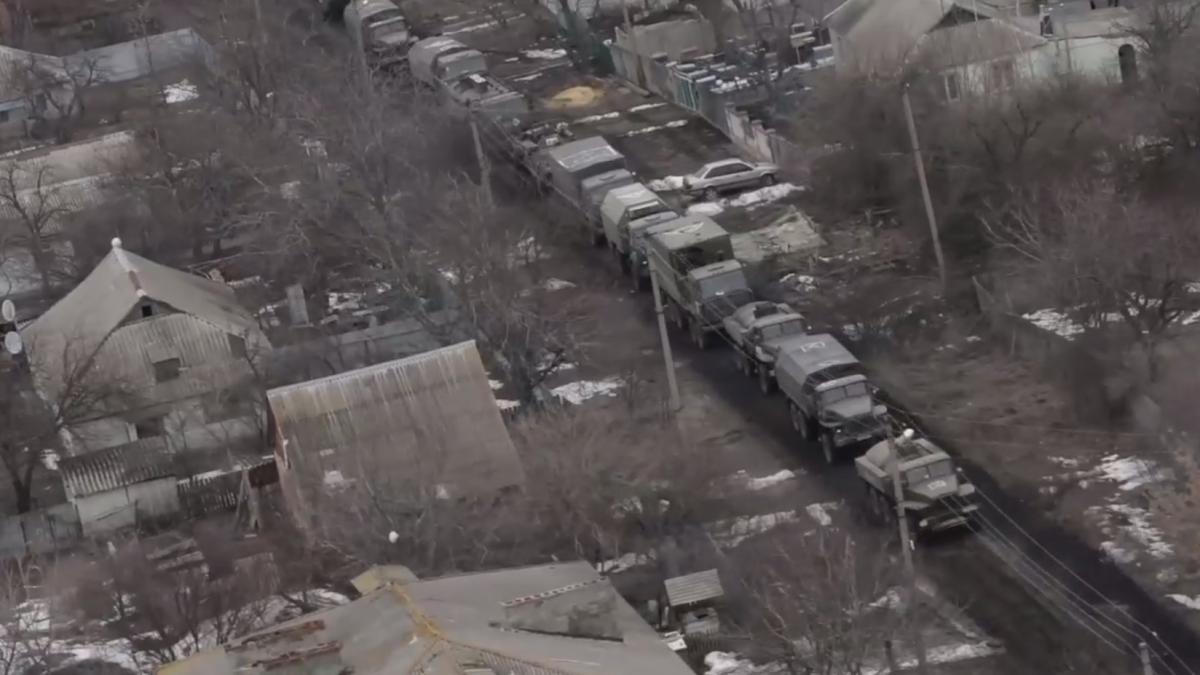 Schimbare în tactica de luptă: Trupele ruse din Ucraina au început să folosească “metoda siriană” de escortare a coloanelor militare