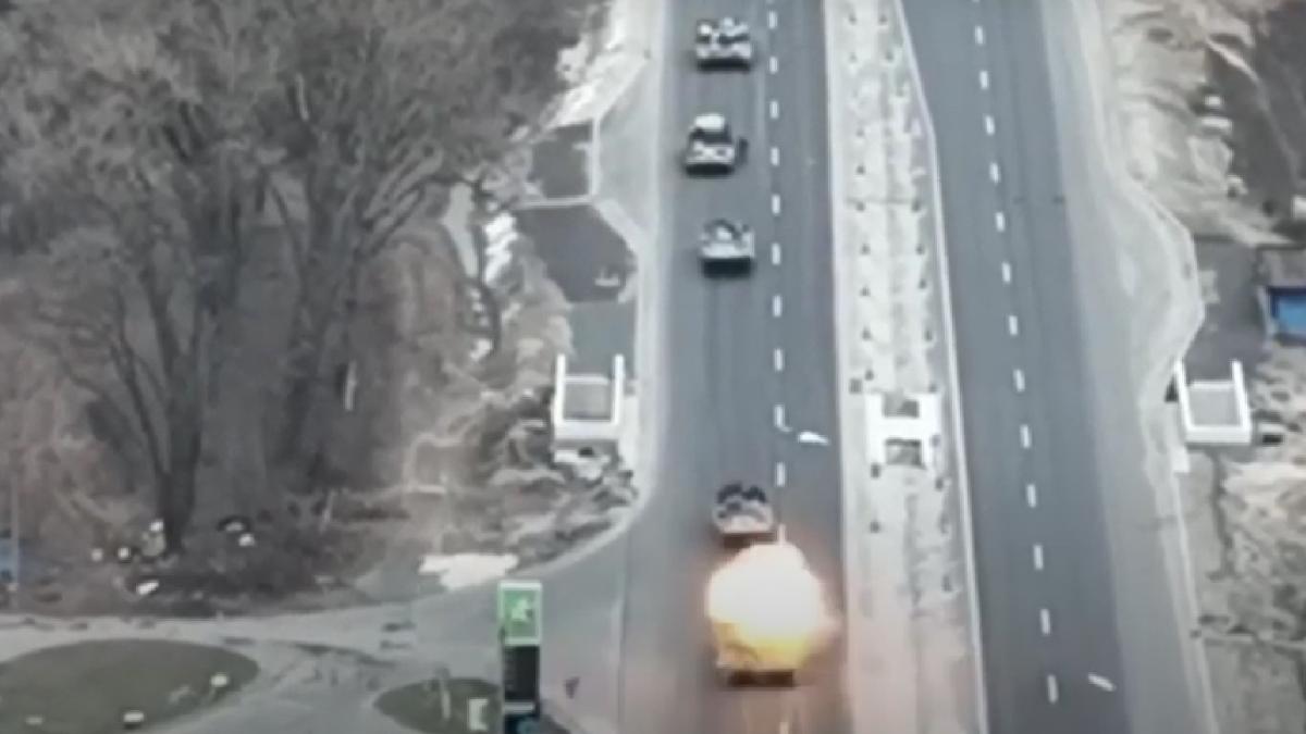 Cum arată o ambuscadă (Video). Convoi al Armatei ruse, atacat lângă Kiev, 30 de soldați uciși. Ucraina scoate din joc tehnică rusă
