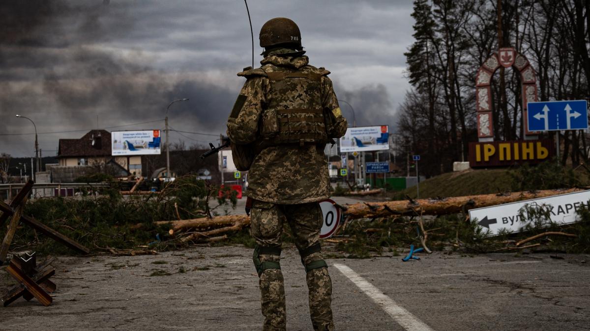 soldat-ucrainean-punct-militar-de-control-irpin_16121100