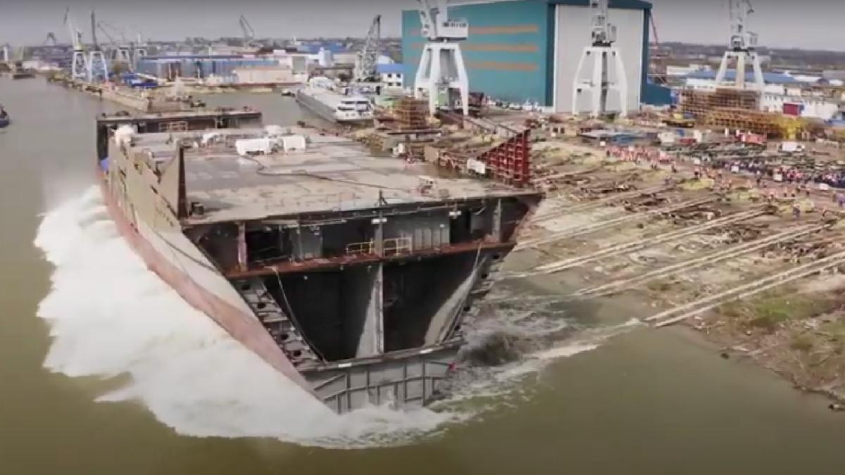 Modulele navei Den Helder, construită de Damen la Galați, lansate la apă (Video). Nava olandeză, printre cele mai mari construite vreodată în România