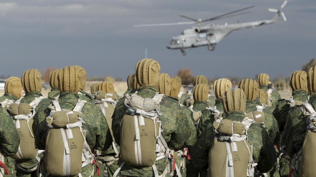 russian_paratroopers_46411900