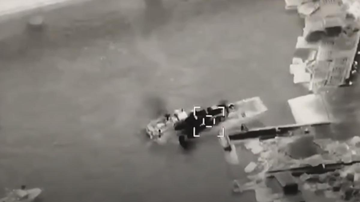 Cu ajutorul unei drone Bayraktar, militarii ucraineni au distrus o navă rusă de desant (Foto/Video)