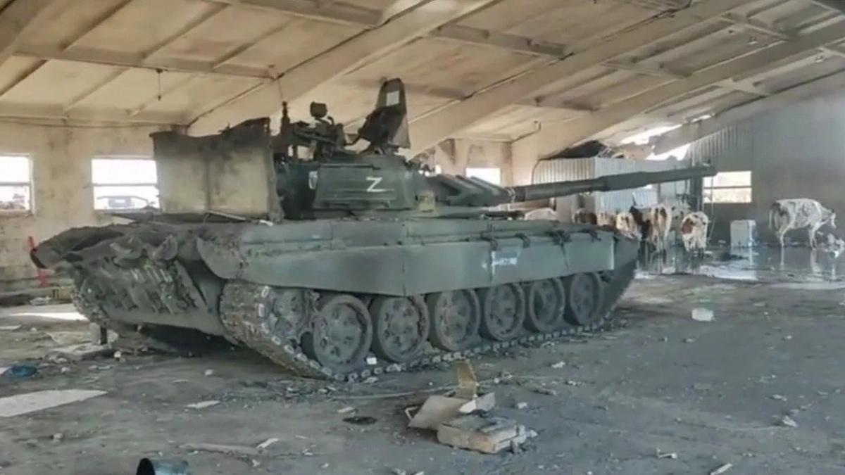 Ruşii îşi abandonează tehnica militară (Foto/Video). Militarii ucraineni au găsit un tanc T-72B3 în perfectă stare de funcţionare