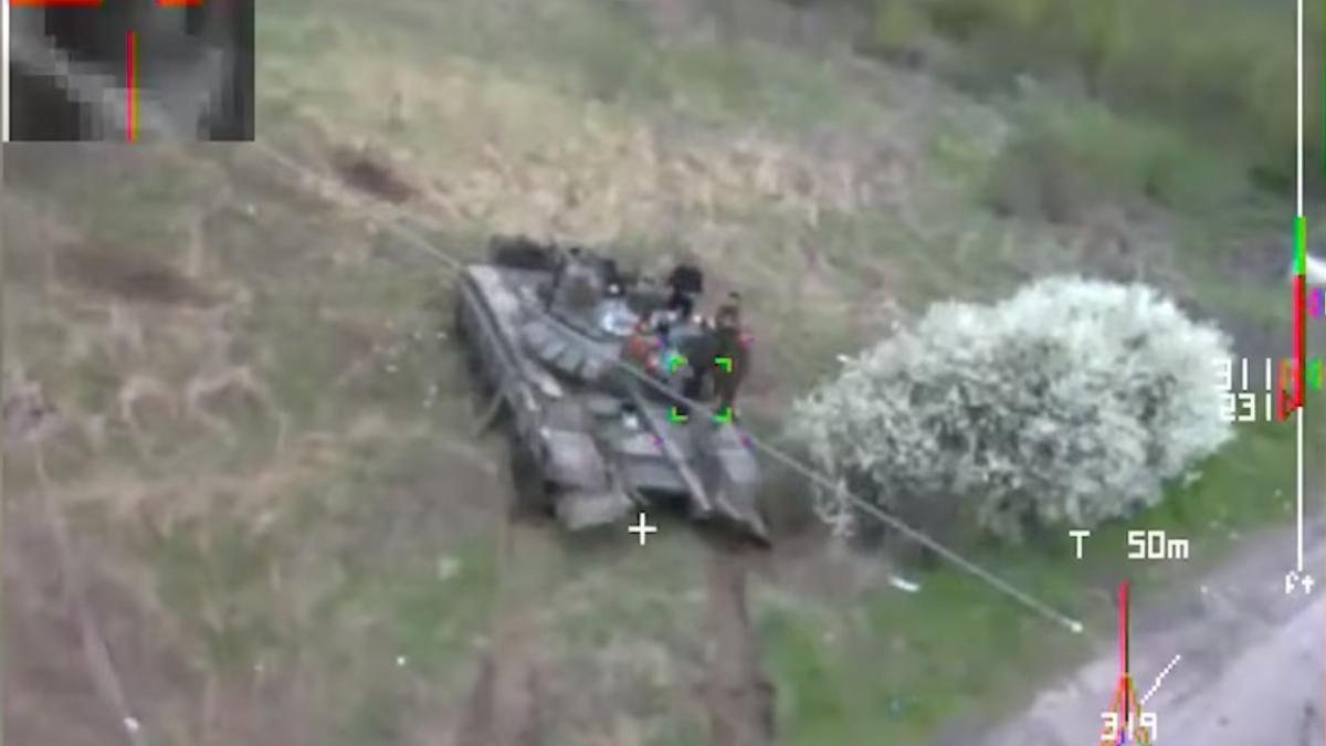 Dronele kamikaze Switchblade, în acţiune pe câmpul de luptă. Prima ţintă lovită, un tanc rusesc T-72 (Video)