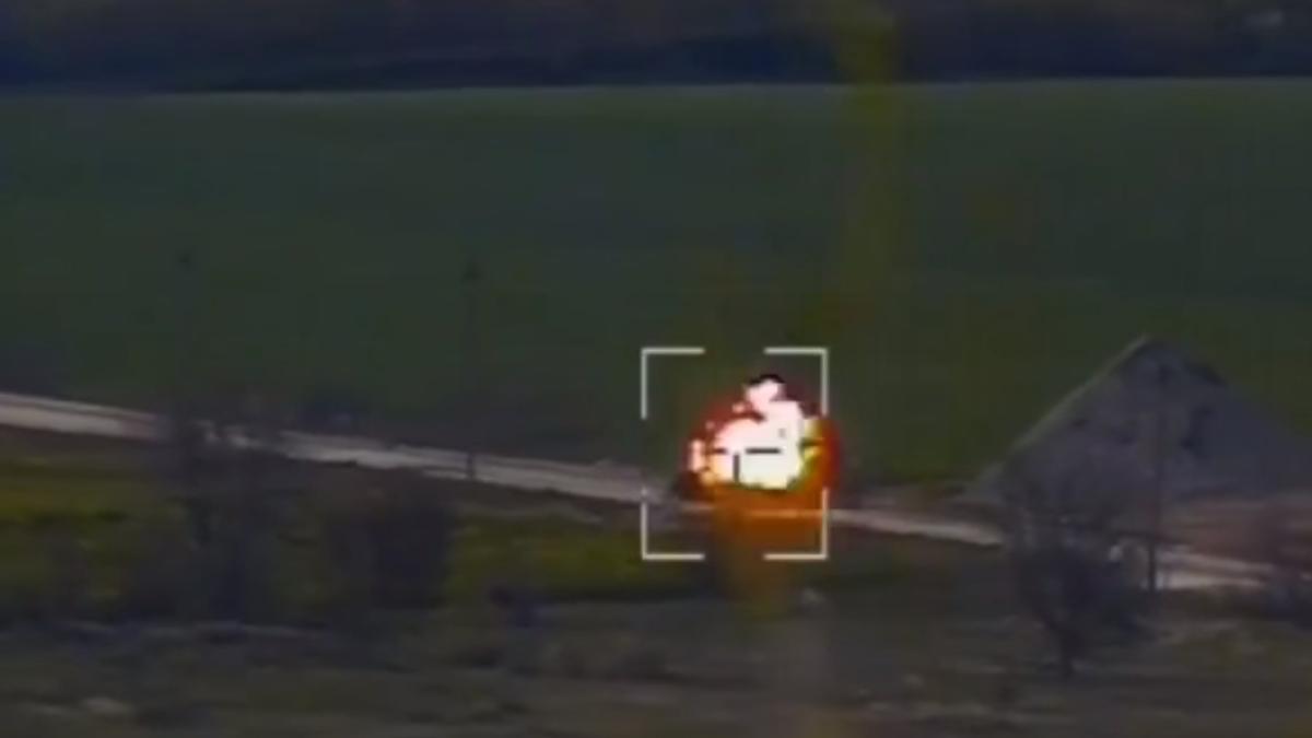 O nouă reuşită a militarilor ucraineni: Vehicul de luptă rusesc BMP-2, lovit în mişcare cu un sistem antitanc Stugna-P