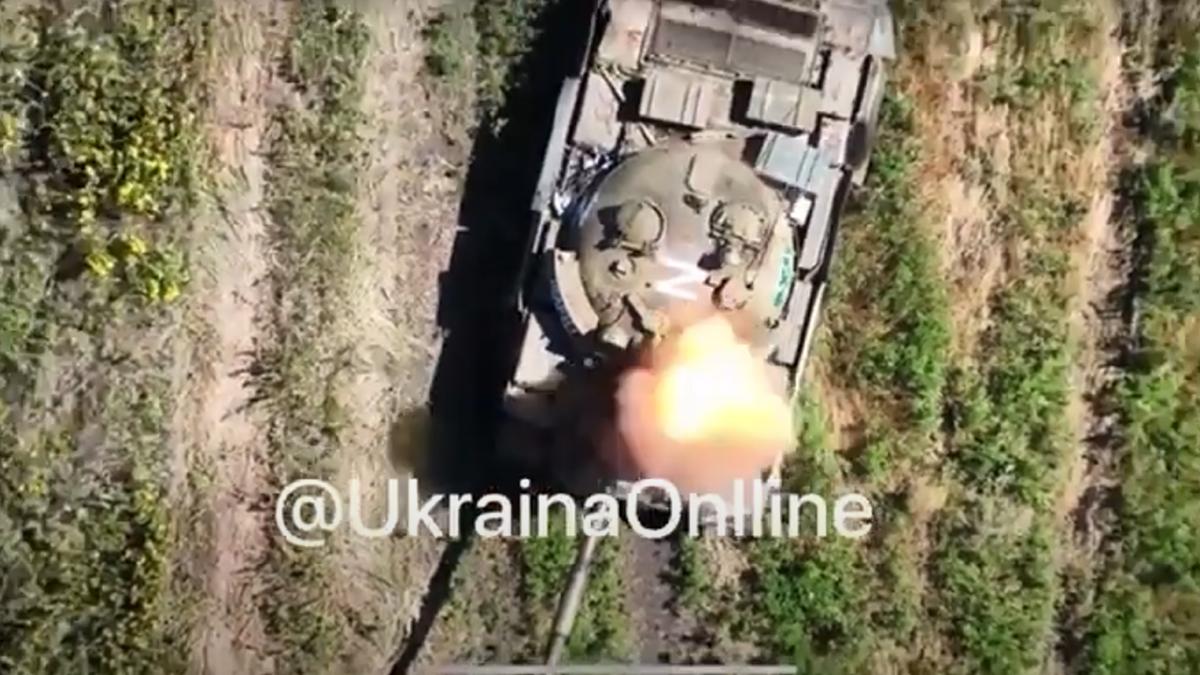 Punct ochit, punct lovit (Video). Un T-62 rus, „scos din joc” de o grenadă de mână lansată de o dronă direct în trapa deschisă a tancului