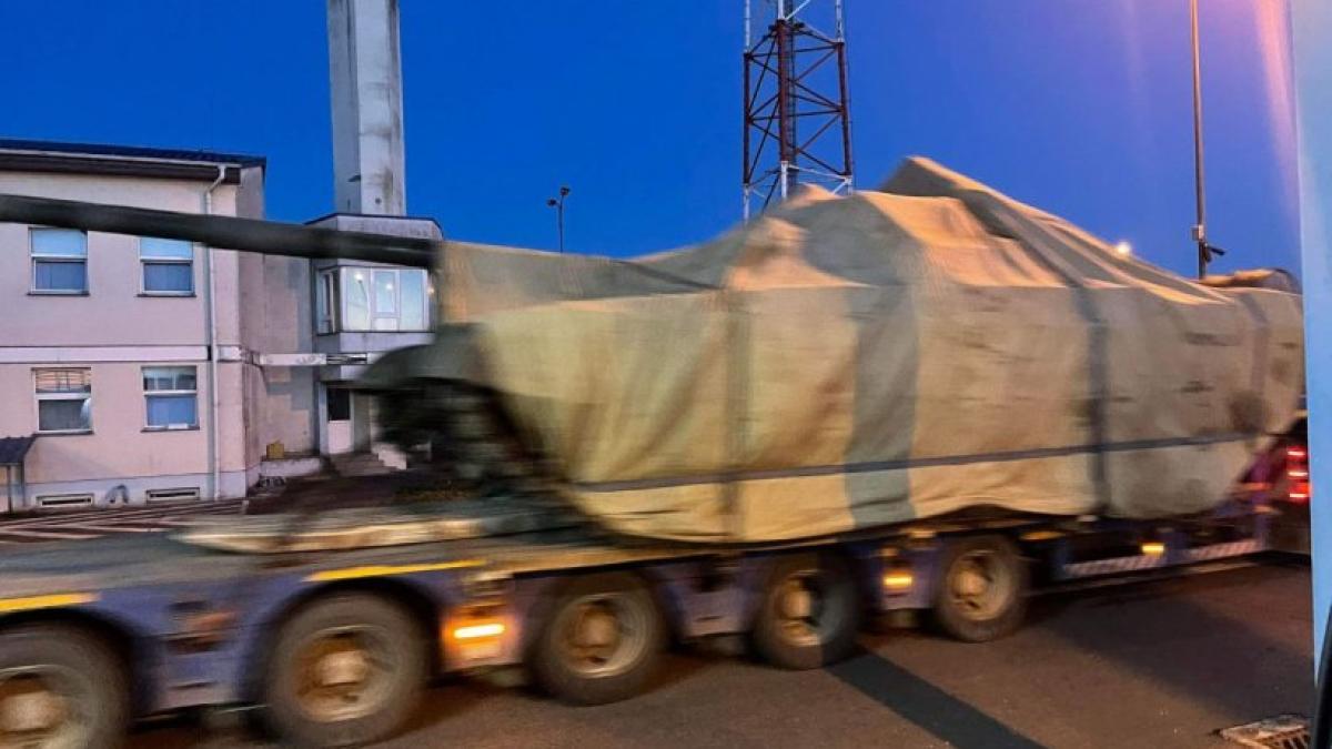 Convoi cu tancuri T-72 pentru Ucraina, blocat într-o localitate din Sălaj (Foto/Video)