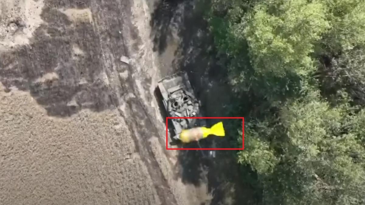 Un tanc rusesc T-72 a fost distrus cu ajutorul unei drone de mici dimensiuni, modificată să arunge obuze de mortier (Video)