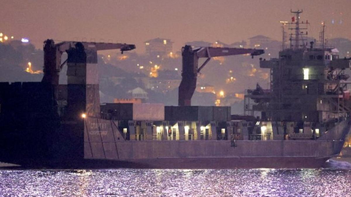 nava-rusa-tranzit-prin-stramtoare-bosfor_17662900