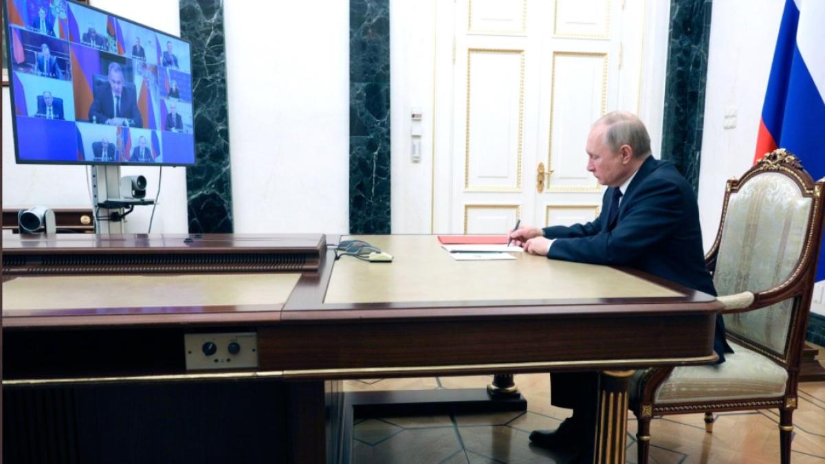 putin-masa-lunga_83988300