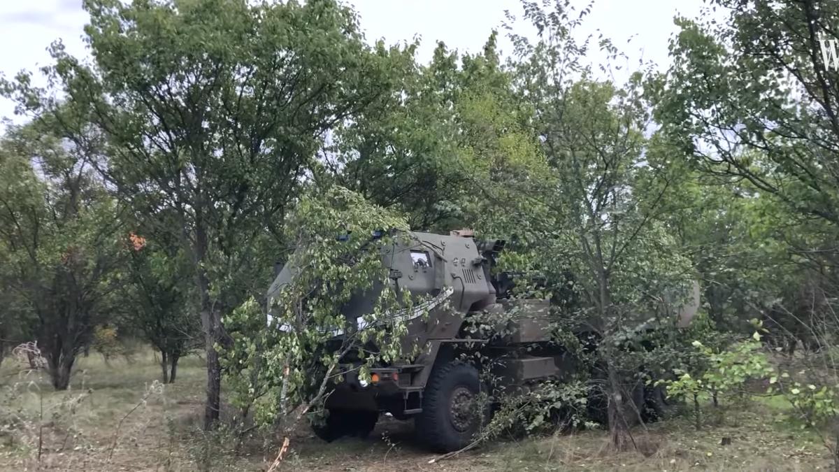 HIMARS, camuflate în pădurile Ucrainei (Video). Imagini rare din timpul luptelor cu sistemele care au schimbat soarta războiului rus