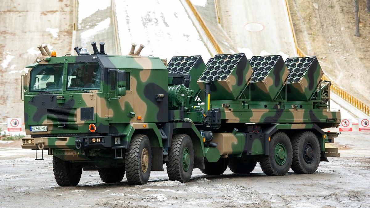 Industria poloneză de apărare pregăteşte producţia în serie a unui nou lansator de mine antitanc (Video)