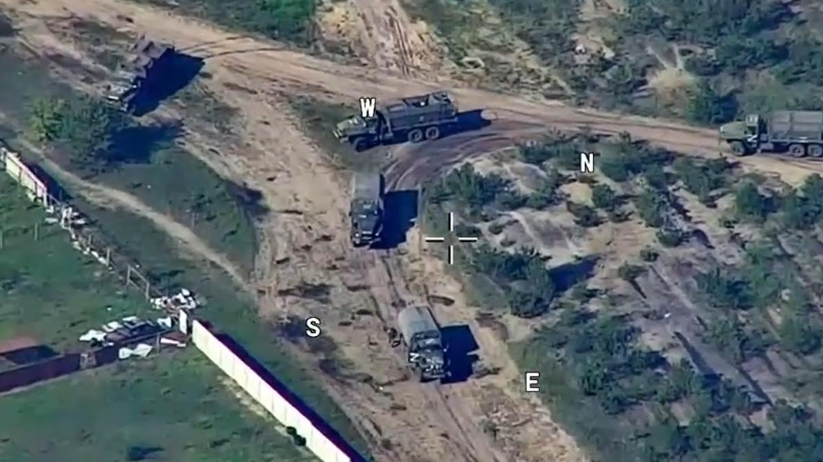 Convoi militar al armatei ruse, distrus de Forţele ucrainene pentru Operaţii Speciale (Foto/Video). Au fost folosite sistemele HIMARS şi un UAV cumpărat din donaţii