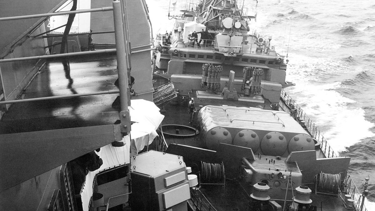 uss-yorktown-si-distrugatorul-uss-caron_00156900