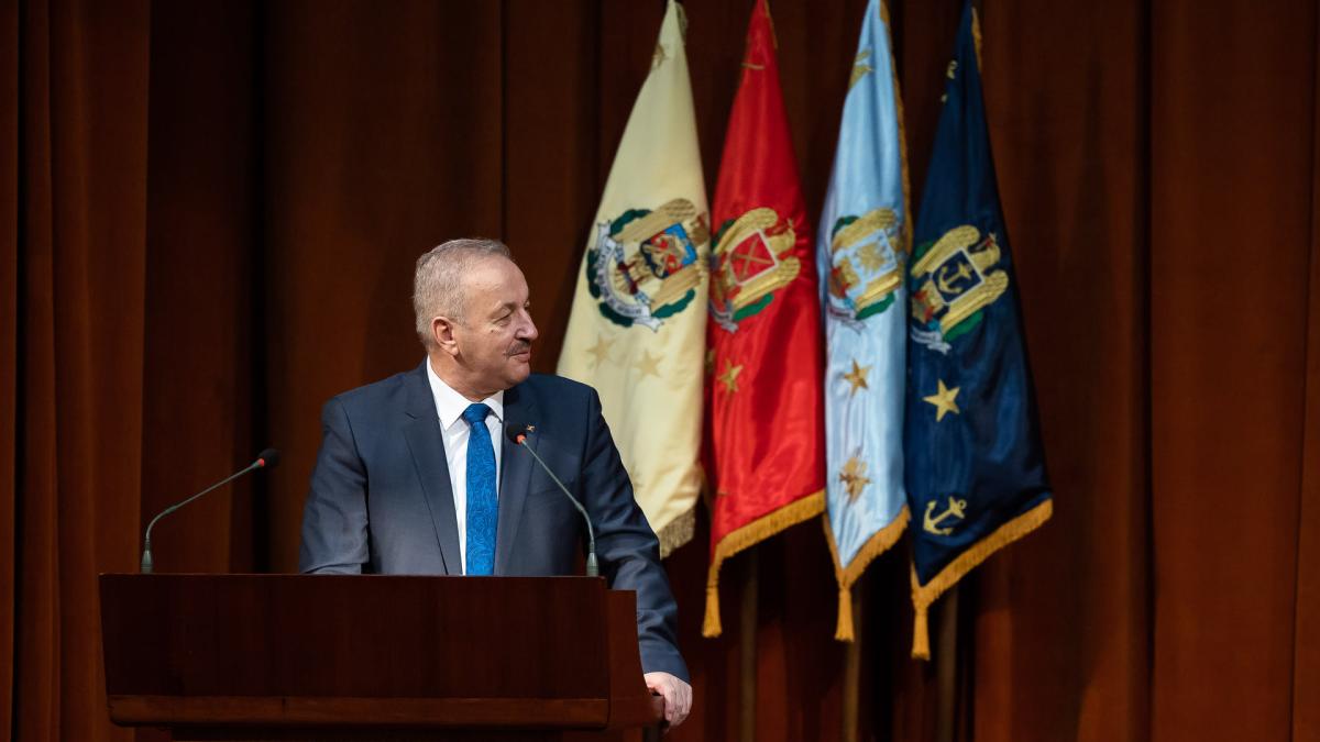 vasile-dincu-ministrul-apararii_01732800