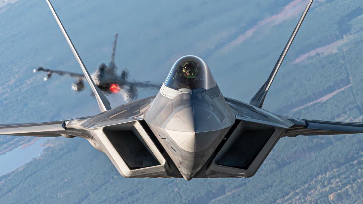 f-22-raptor-in-polonia_62298900