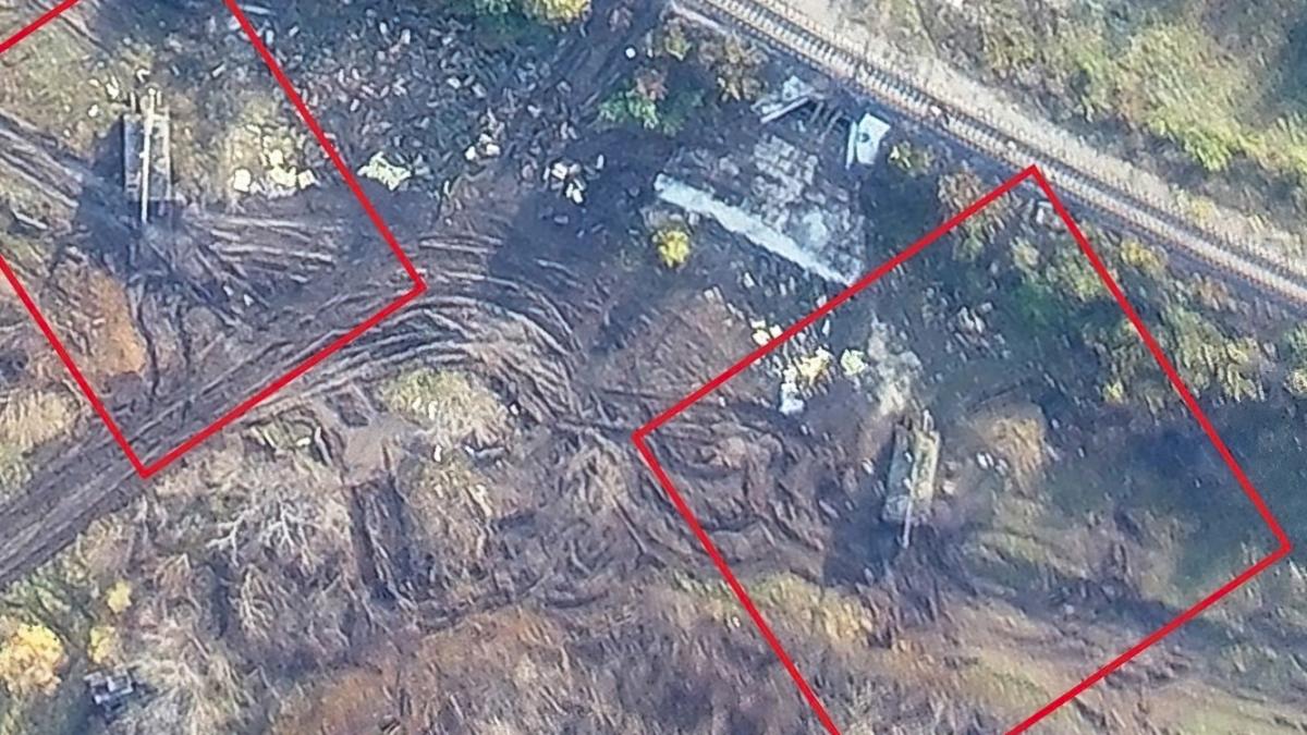 Momentul în care sistemele HIMARS ale armatei ucrainene lovesc două obuziere ruseşti 2S5 Giatsint-S (Foto)