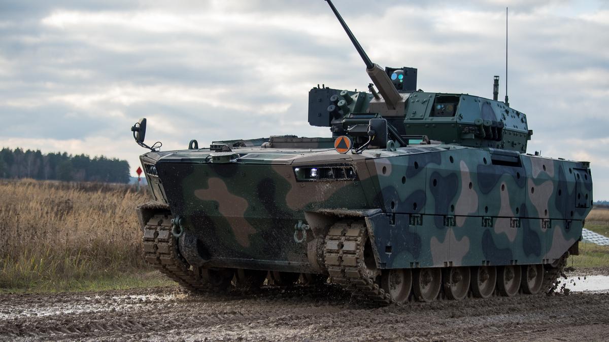 Armata poloneză continuă testarea vehiculul blindat amfibiu Borsuk - un produs realizat 100% de industria poloneză de apărare