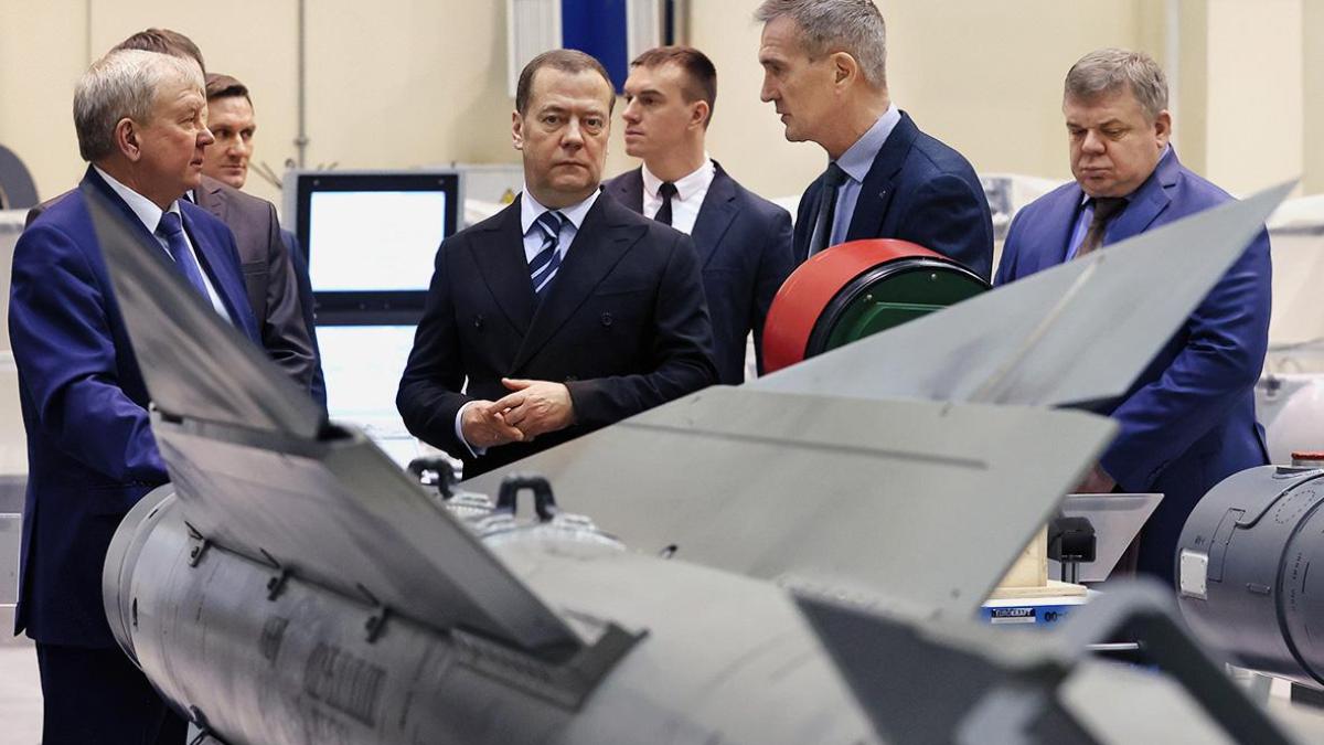 dmitri_medvedev_vizita_uzina_rachete_04012800