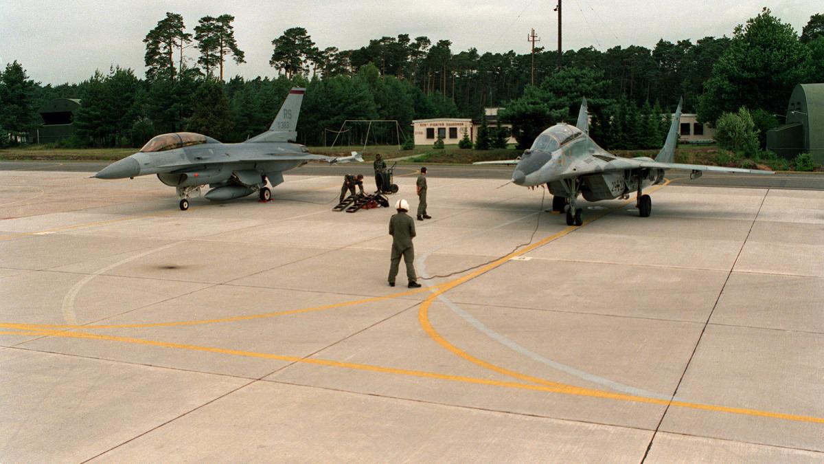 mig-29-si-f-16_19979600