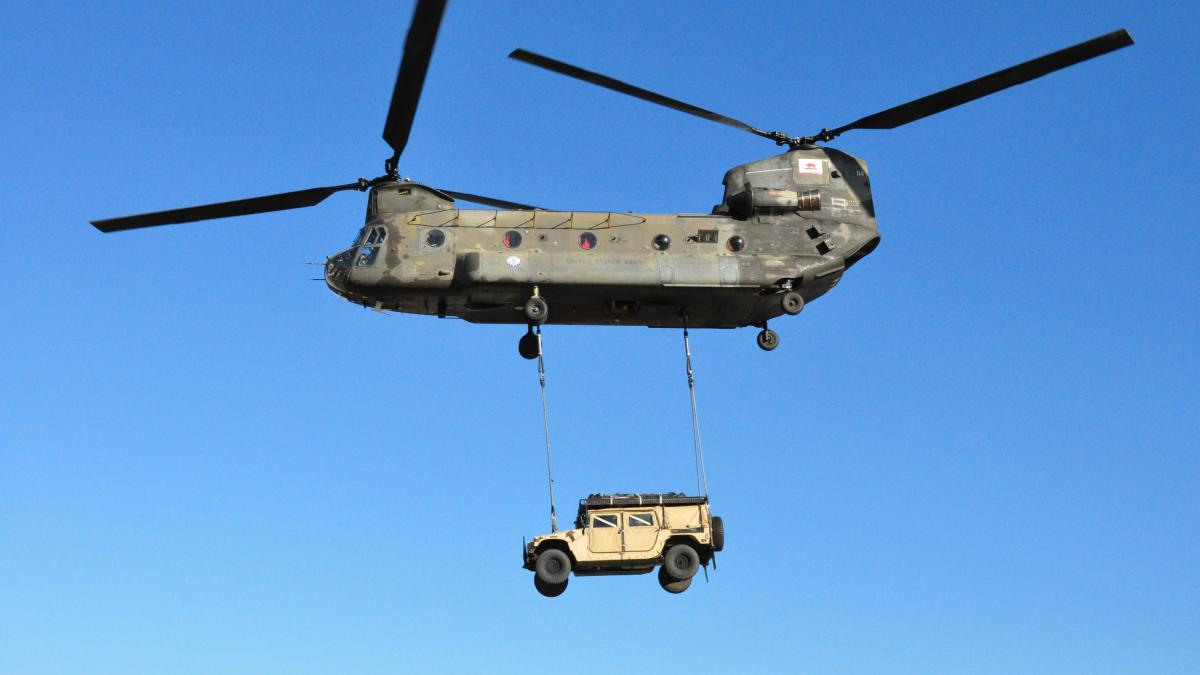 ch-47-chinook-travis-humvee_23988300