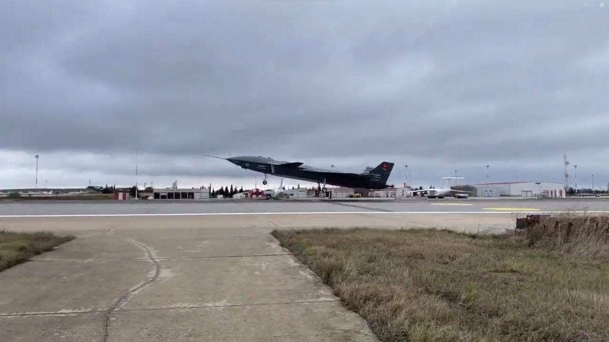 Avionul de luptă fără pilot “Bayraktar Kizilelma”, dezvoltat de industria turcă de apărare, a efectuat prima decolare (Foto/Video)