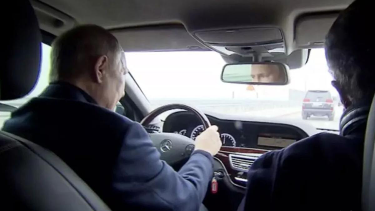 Putin, la volanul unei mașini, pe podul Crimeei. În materialul video se observă că Putin conduce un vehicul occidental